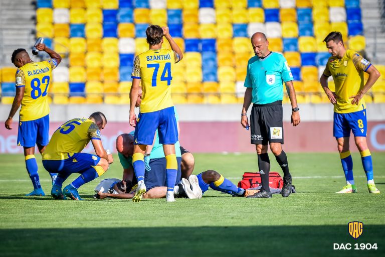 Összeesett egy játékos a Dunaszerdahely-Paks mérkőzésen