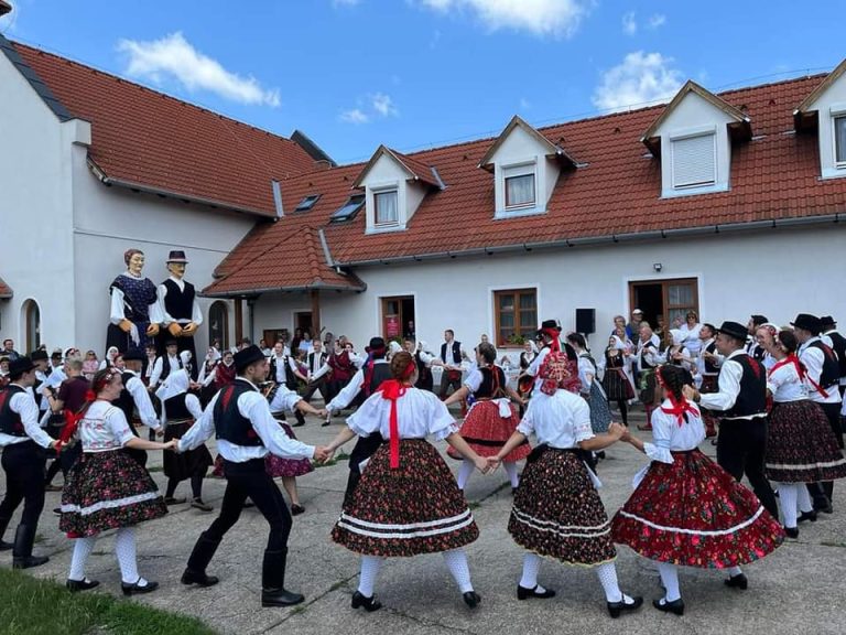 Hungarikum lett a déli harangszó és a csárdás