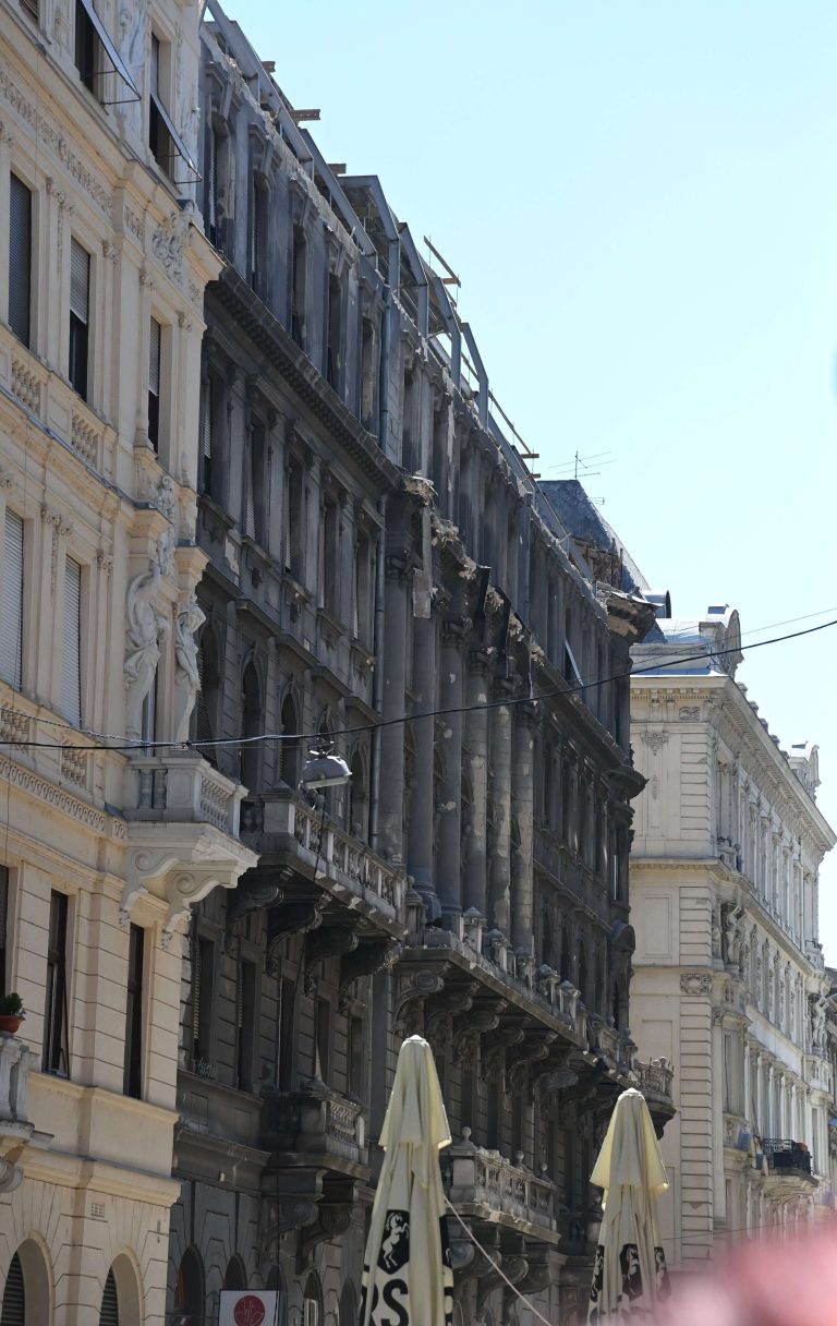 Leomlott egy épület teteje Budapest belvárosában, autókat temetett maga alá