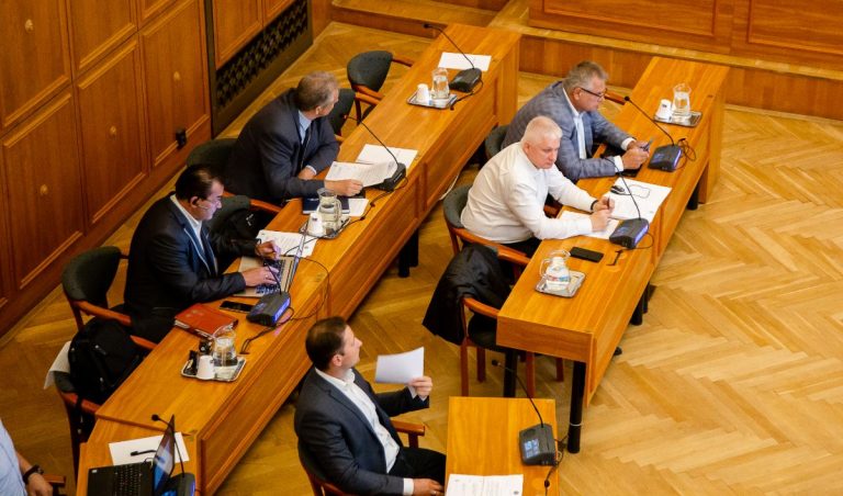 A pécsi Fidesz szerint „menekül a városvezetés a süllyedő hajóról, amit ők lékeltek meg”
