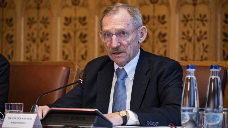Indoklás nélkül kirúgta az Országos Onkológiai Intézet főigazgatóját Pintér Sándor