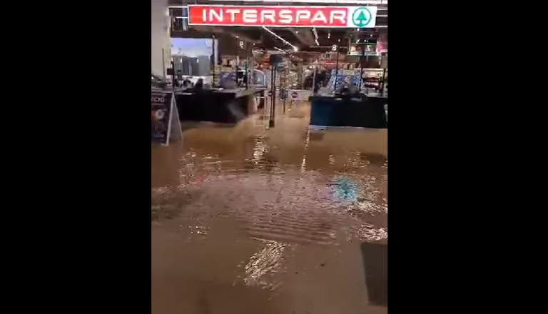 Elöntötte a víz az új pécsi Interspar üzletét – videó