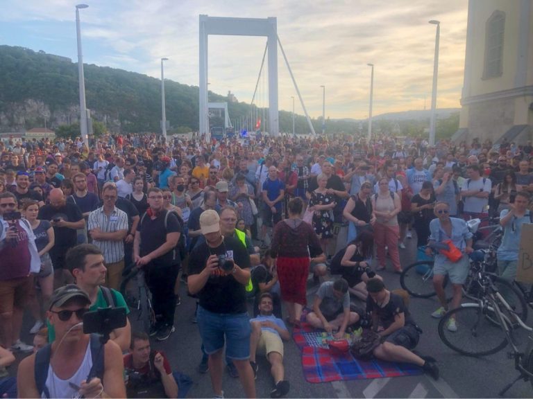 Az MKKP elfoglalta az Erzsébet hidat, szól a zene, grilleznek