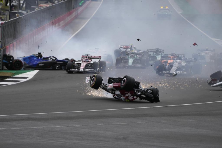 Túlélte Zhou az F1-es horrorbalesetet – videók az esetről