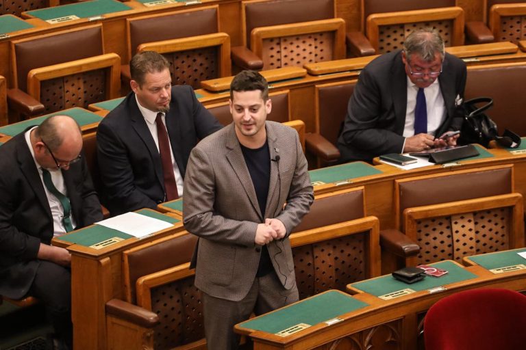 Kövér László letiltotta Ungár Péternek az LMBTQ-fotókiállítását