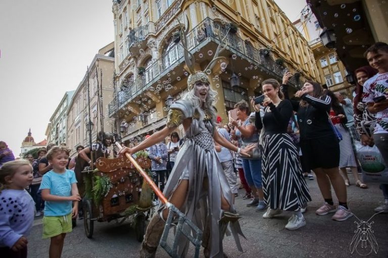 Mintegy százezren úsztak fénymámorban Pécsett – ilyen volt az idei Zsolnay Fényfesztivál
