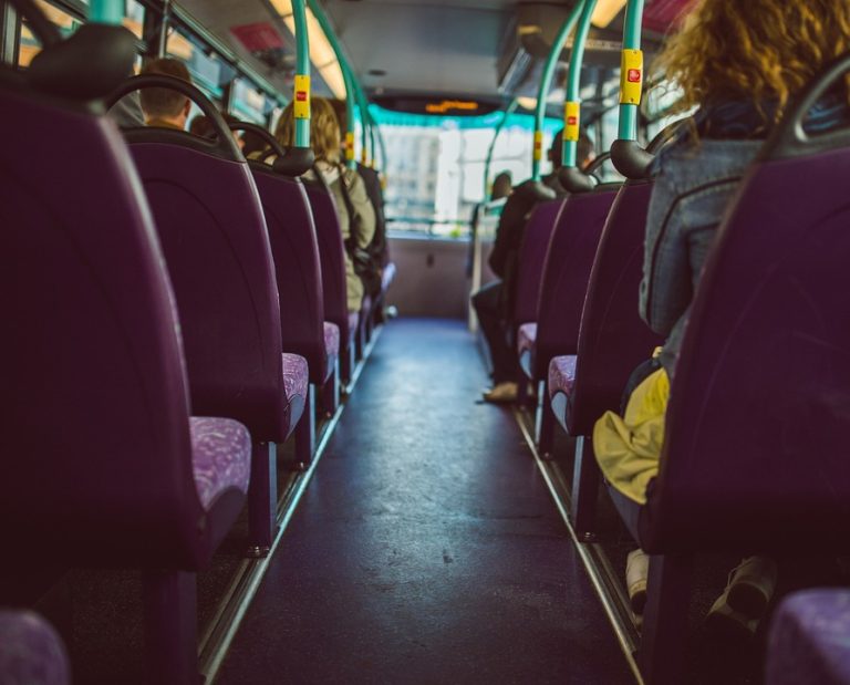 Kriszti elhagyta az unikornisos irattartóját egy pécsi buszon, segítünk neki megtalálni?