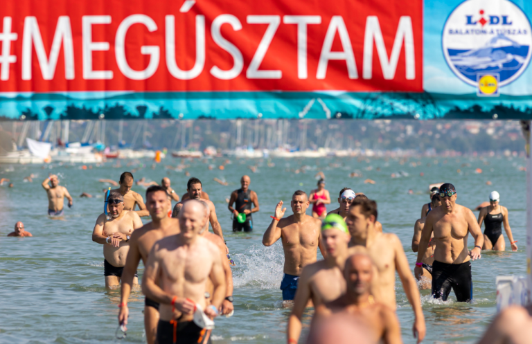 Rögtön a verseny elején újraélesztettek egy úszót a Balaton-átúszáson