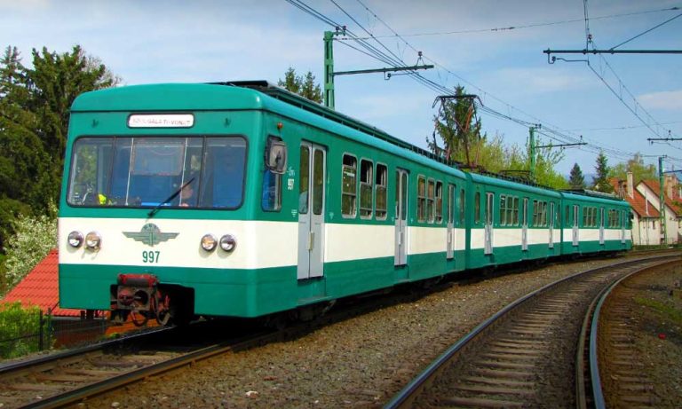 Sínek mellett szexelő pár miatt késett órákat a HÉV