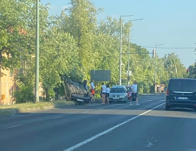 Tetejére borult egy autó Pécsen