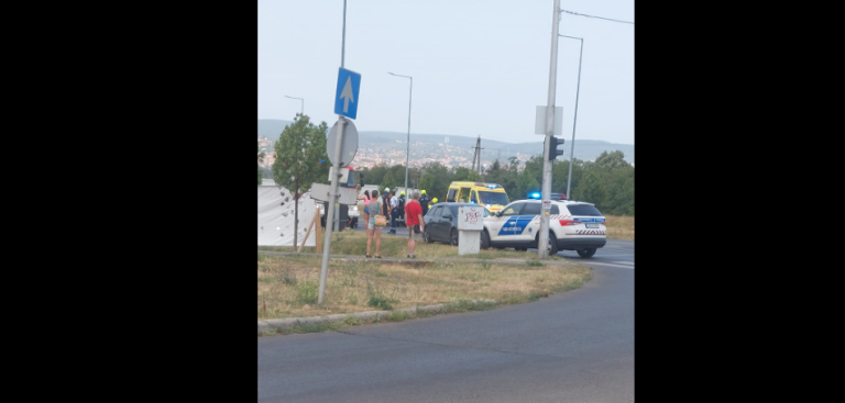 Motoros és autós karambolozott a Kincses Tesconál, teljes az útzár