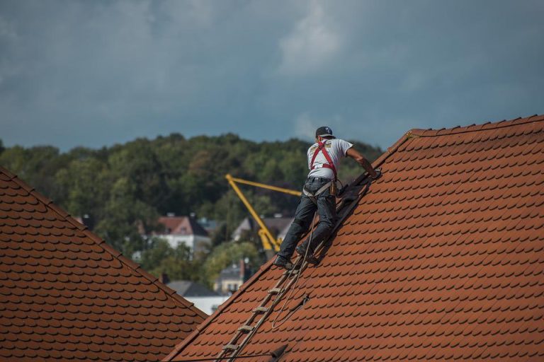Energia-megtakarítást célzó társasházi felújításokhoz nyújt támogatást a pécsi önkormányzat