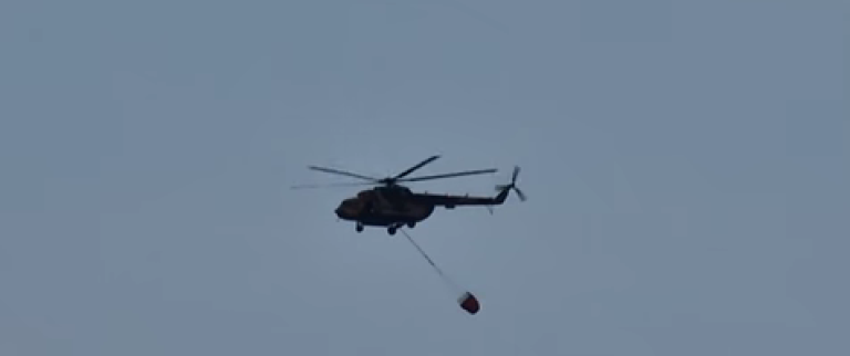 A honvédség helikoptere az orfűi tóból viszi a vizet a lángokhoz – videó