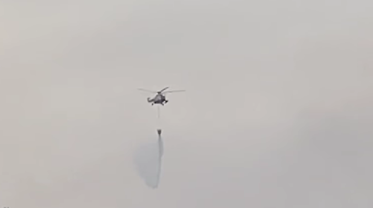 Ilyet még nem láttunk: így oltja a katonai helikopter a lángokat