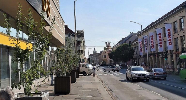 Árnyékos lesz a Konzum Áruház előtti buszmegálló
