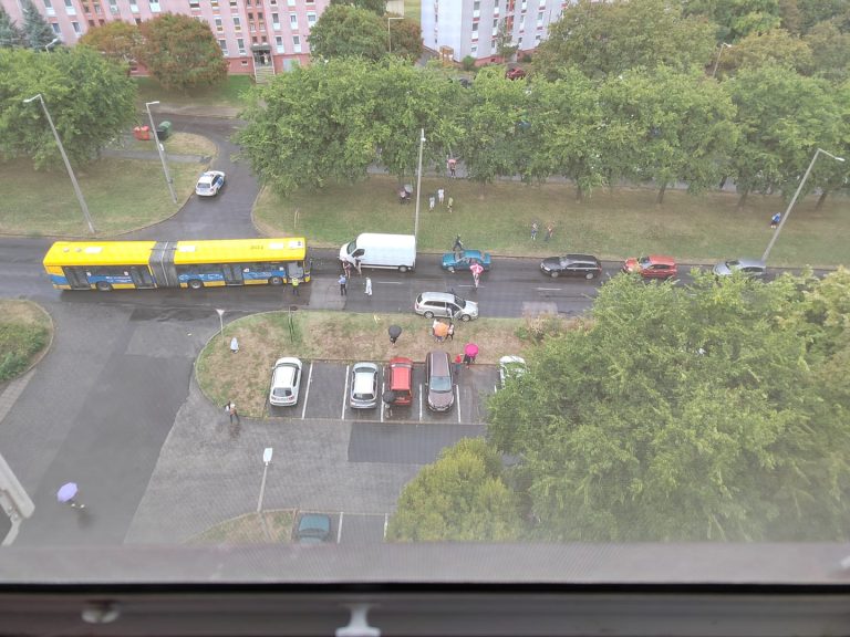Busz és személygépjármű karambolozott Kertvárosban, nagy a dugó
