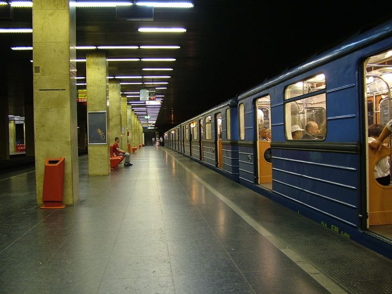A metró elé löktek egy férfit az állomáson