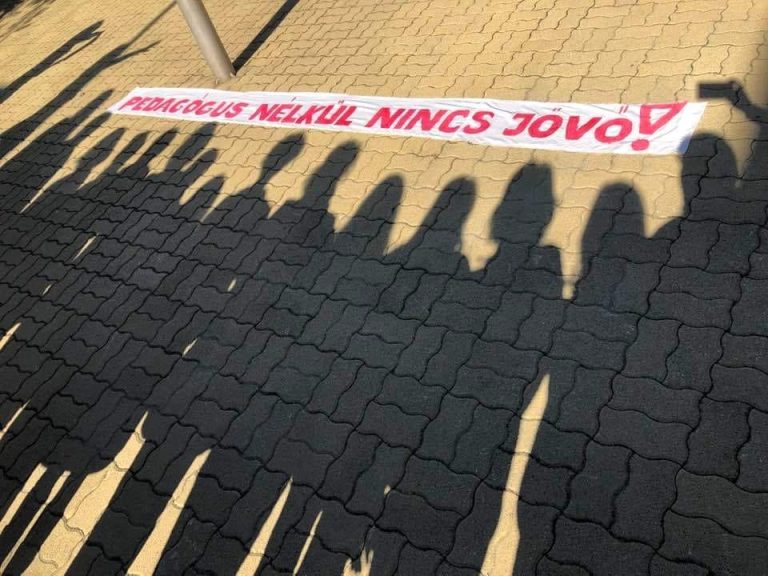 A tanárok béremeléséért tüntettek a Belügyminisztérium előtt