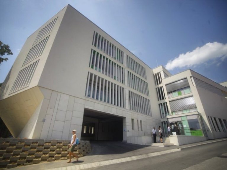 Korszerű sugárterápiás eszközt adtak át a PTE Klinikai Központjában