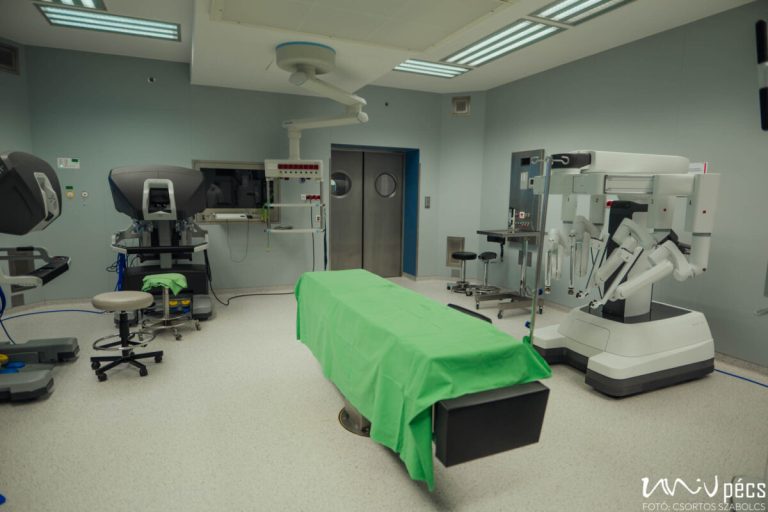 Sebészeti robot segítségével műtenek majd a pécsi klinikán