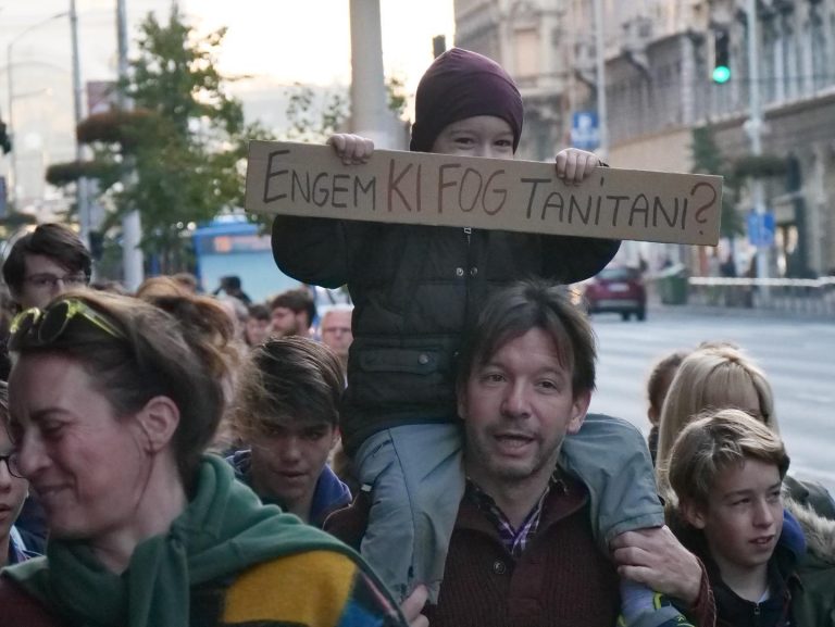 Ma és holnap is tiltakoznak a tanárok Pécsett