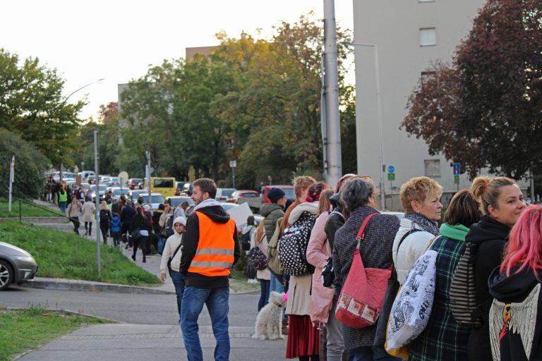 Galéria: ilyen volt a reggeli tanár-diák élőlánc Pécsett