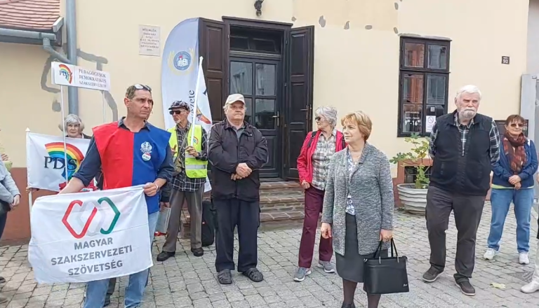 Pécsett is átadták petíciójukat a tanárok