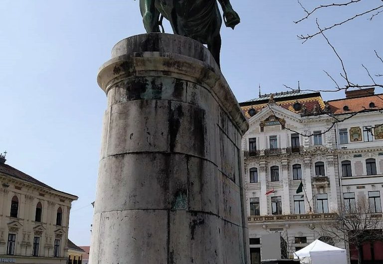 Hétfőn megkezdik a Széchenyi téri Hunyadi-szobor talapzatának tisztítását