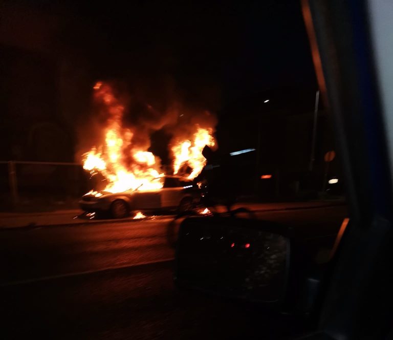 Most jött: a 48-as térnél lángol egy autó