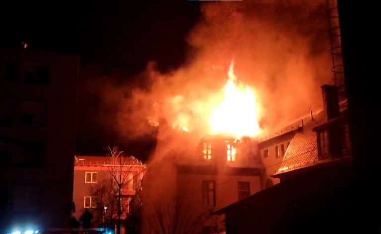 Tűz ütött ki egy nagykátai iskolában, jelenleg is harcolnak a lángokkal!