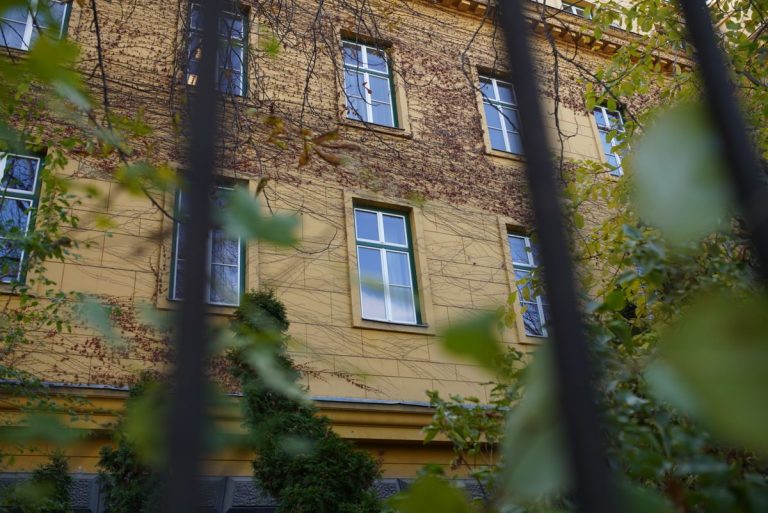 Kizuhant egy diák egy budai gimnázium ablakából