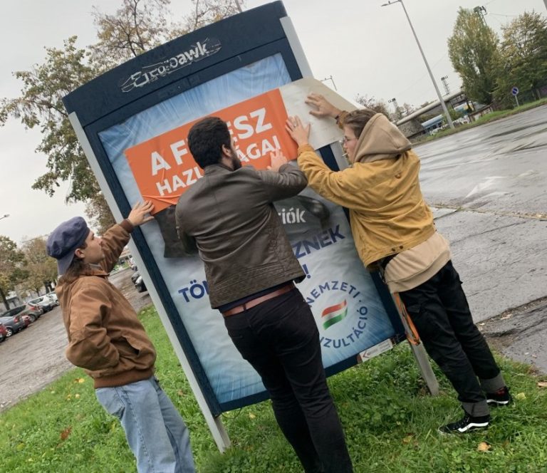 Átjavították a plakátokat