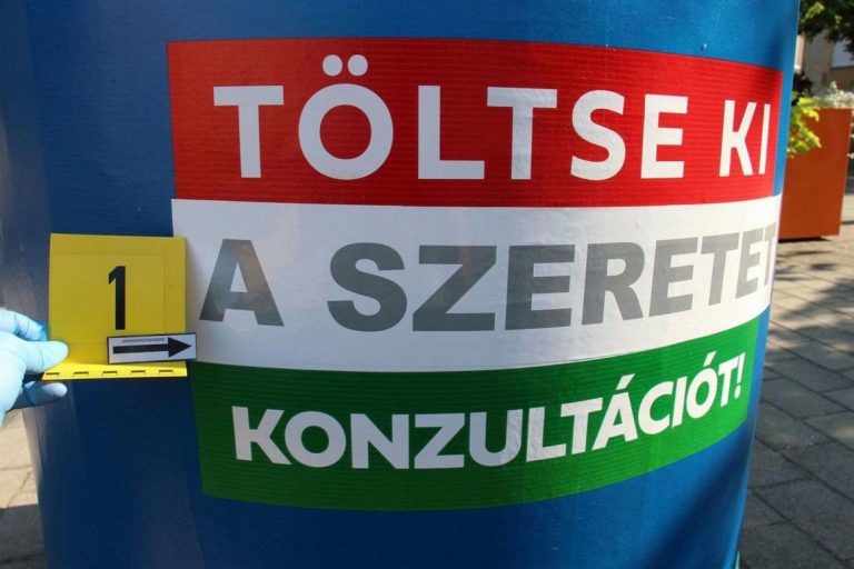 Pécsen akár börtönt is kaphatnak a kormányzati plakátokra ragasztásért