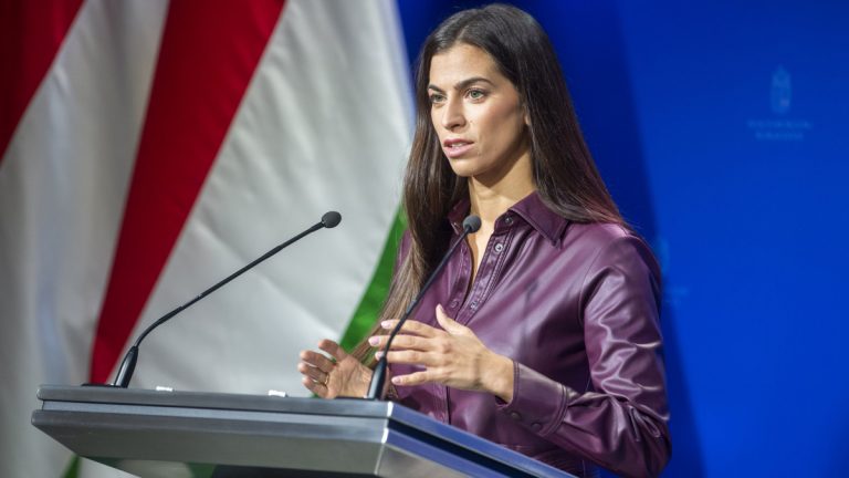 Szentkirály Alexandra: megvédjük a magyar családokat, a nyugdíjasokat és a munkahelyeket