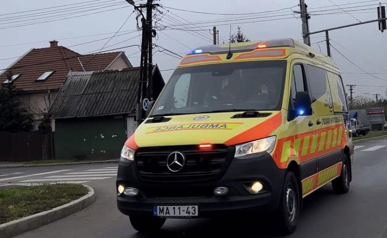 Köldökzsinórral a nyaka köré tekeredve született meg egy kisfiú egy mentőautóban