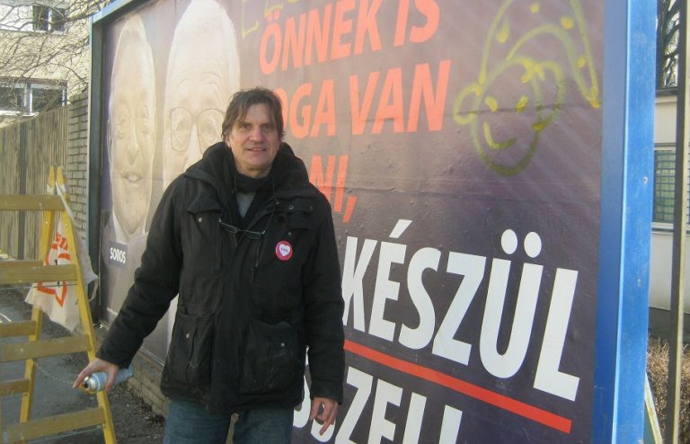 Vádat emeltek a kormányplakátokat firkáló pécsi jogvédő ellen