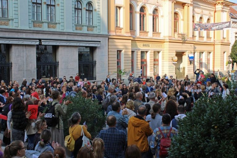 Tüntetést szervez a pedagógustörvény ellen a Pécsi Pont