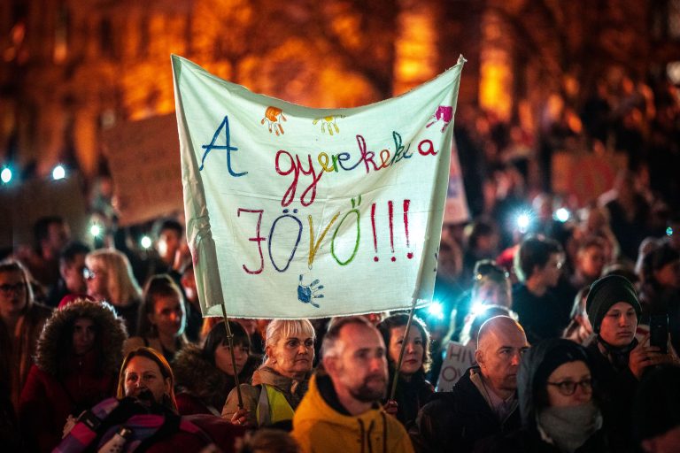 Ma indult a 7IGEN népszavazás, 200 ezer aláírás begyűjtése a céljuk