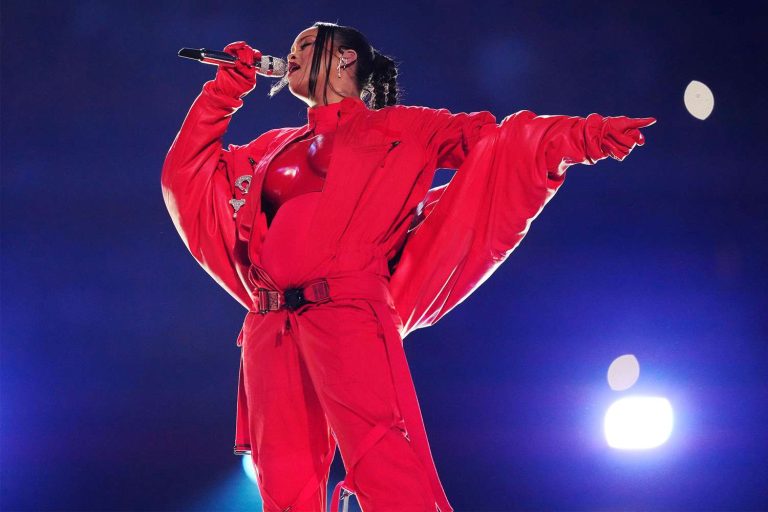 Rihanna pécsi kesztyűben lépett fel a Super Bowl félidei show-ja során