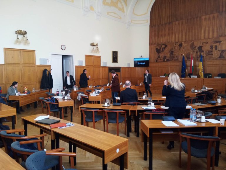 Elfogadhatatlan, hogy a polgármester a közgyűlés ideje alatt pártpolitikai rendezvényre látogat el