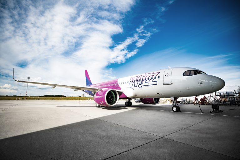 Verekedő magyar utas miatt késett 18 órát a Wizz Air járata