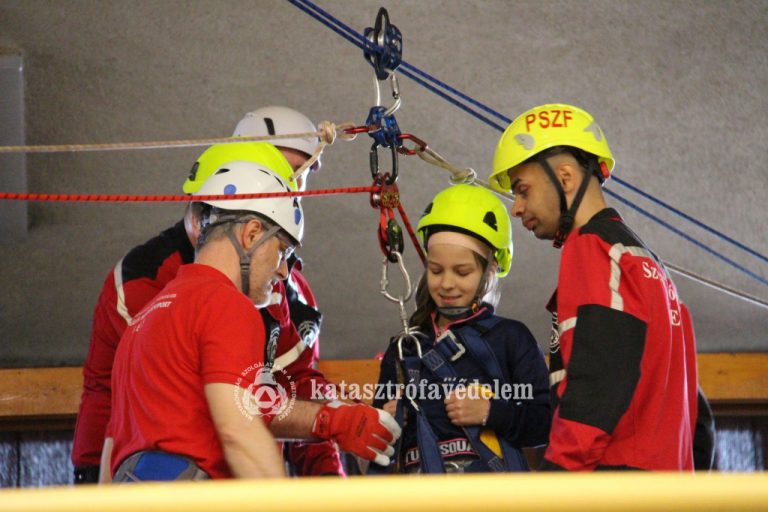 450 gyereket „mentettek ki” a pécsi Sportcsarnokból