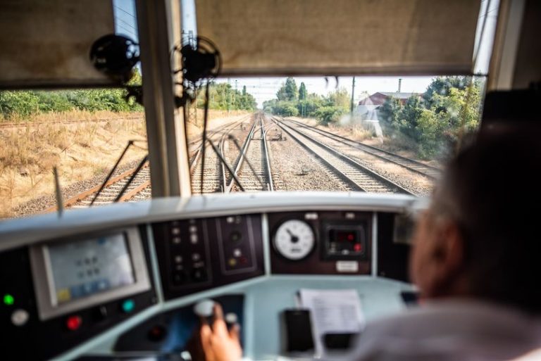 Több száz dolgozójának tartozik a MÁV a szakszervezet szerint