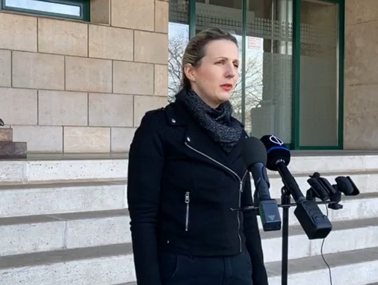 Az LMP ezermilliárd forintot csoportosítana át gyermekvédelemre
