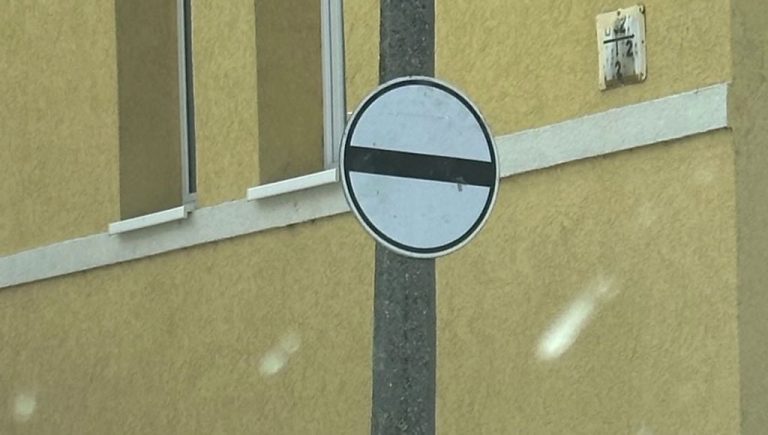 Forgalomba helyeztek egy nem létező közlekedési táblát Pécsett