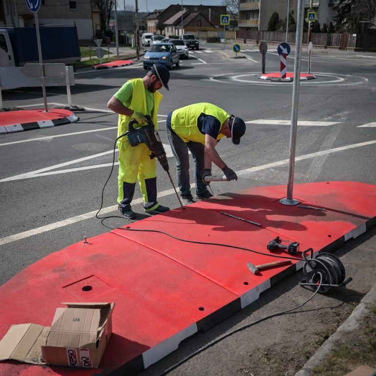 Újrahasznosított műanyagból épült körforgalom Aszódon