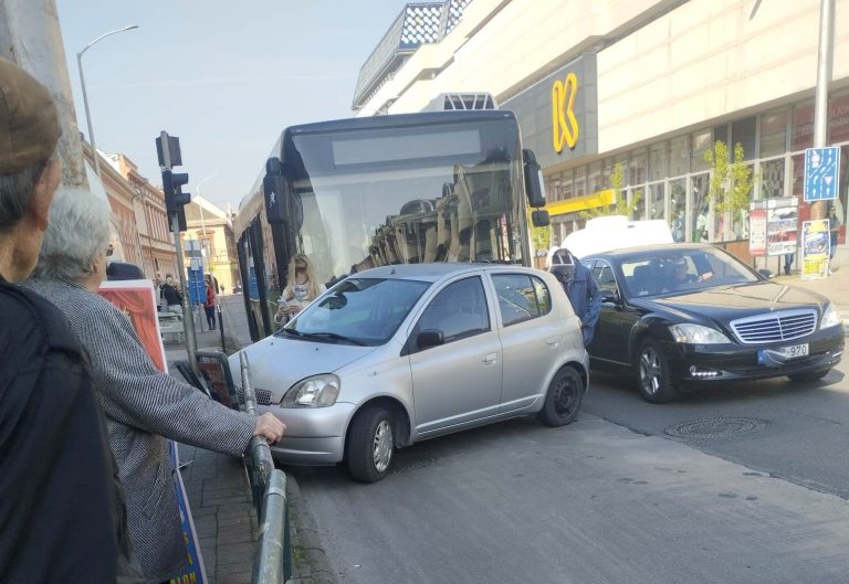 Baleset az Árkád és a Konzum között