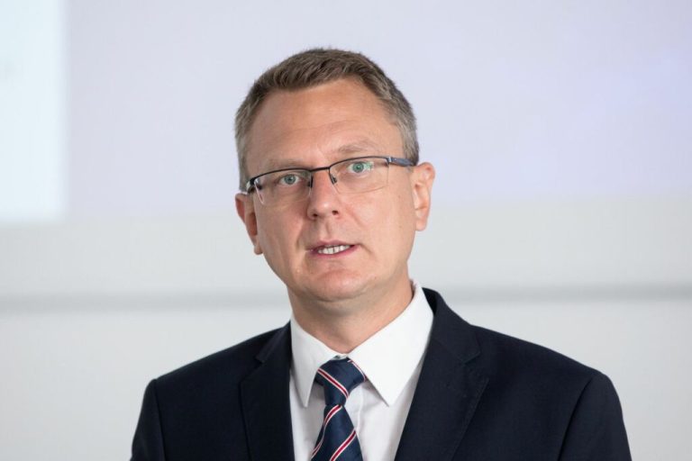 Rétvári szerint most a migránsok visszautasítása miatt nem fog pénz jönni Brüsszelből