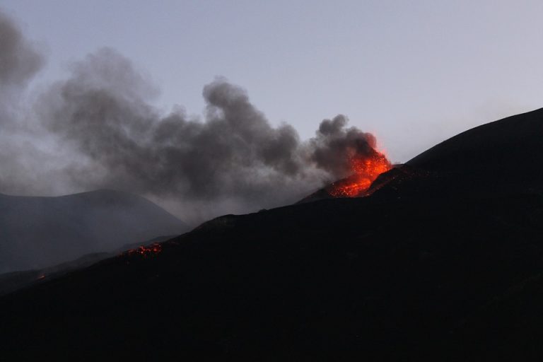 Kitörni készül az Etna, hamu fedheti be a környékbeli városokat és településeket