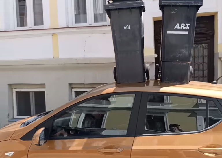 Kukákat raktak egy kapuba parkoló autóra Pécsett